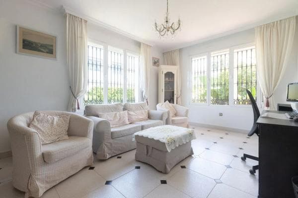 Independent chalet for sale in Barrio Elviria, Marbella
thumbnail 1