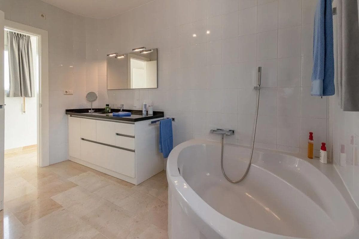 Venta de chalet independiente en CL AVILES-UR MARBESA, Marbella
photo 3