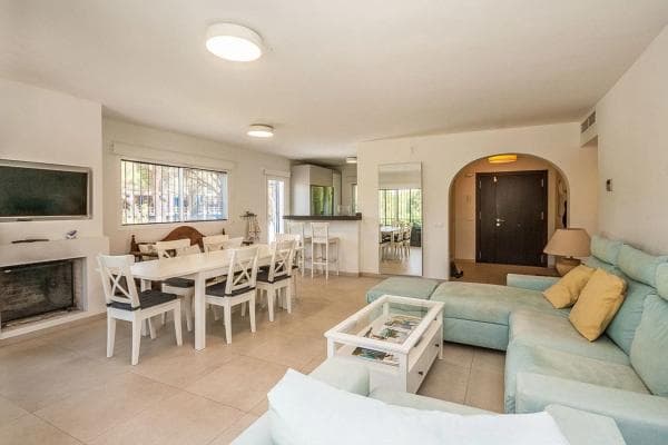 Independent chalet for sale in Avenida de las Cumbres, Marbella
thumbnail 2