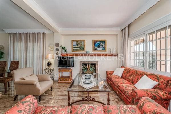 Chalet independiente en venta en Calle del Mar de la Tranquilidad, Marbella
thumbnail 1