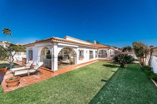 Chalet independiente en venta en Calle del Mar de la Tranquilidad, Marbella
thumbnail 2