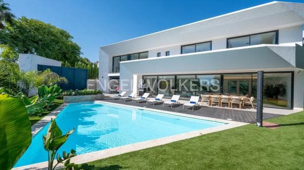Chalet independiente en venta en Avenida Casarabonela, Marbella
photo 1