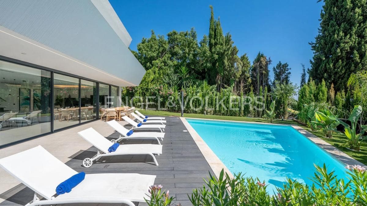 Venta de chalet independiente en Avenida Casarabonela, Marbella
photo 2