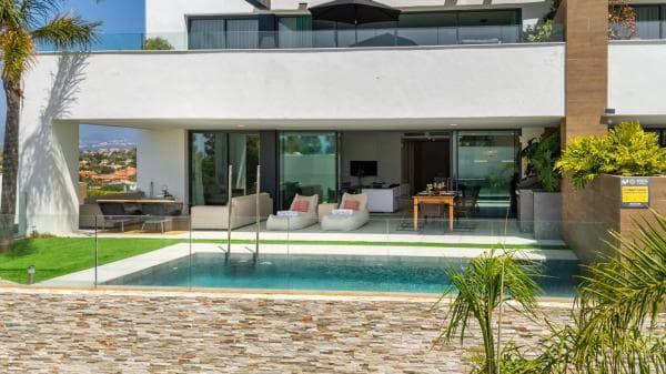 Duplex en venta en Barrio Cabopino-Artola, Marbella thumbnail 1