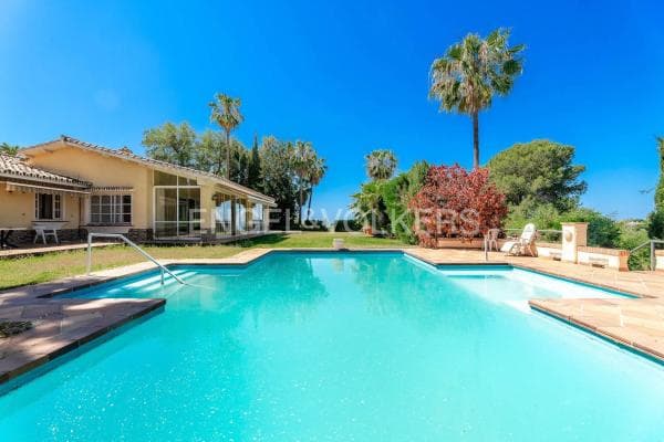 Chalet independiente en venta en Paseo de Suiza, Marbella
thumbnail 2