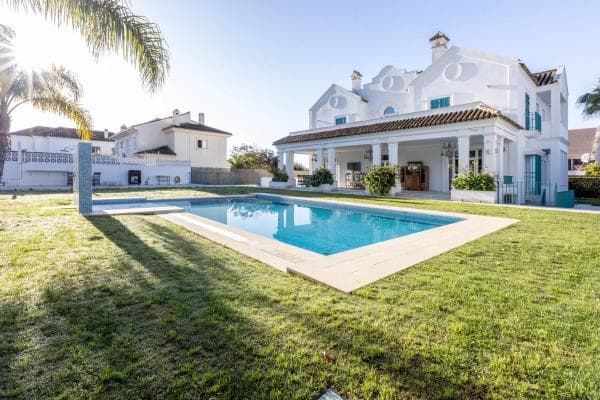 Chalet independiente en venta en Calle Picasso, Marbella
photo 1