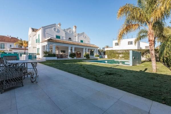 Chalet independiente en venta en Calle Picasso, Marbella
thumbnail 1