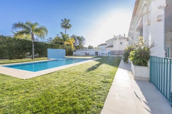 Chalet independiente en venta en Calle Picasso, Marbella
thumbnail 2