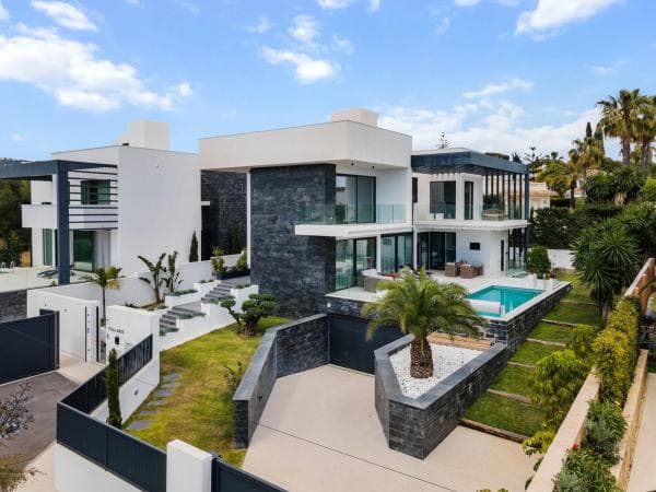 Chalet independiente en venta en Calle Gijón, Marbella
thumbnail 1