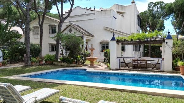 Chalet independiente en venta en Urbanización Pinos Verdes, Marbella
photo 1