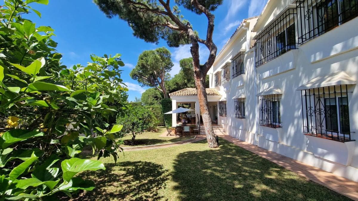 Sprzedaż niezależnego domku jednorodzinnego w Urbanización Pinos Verdes, Marbella photo 2