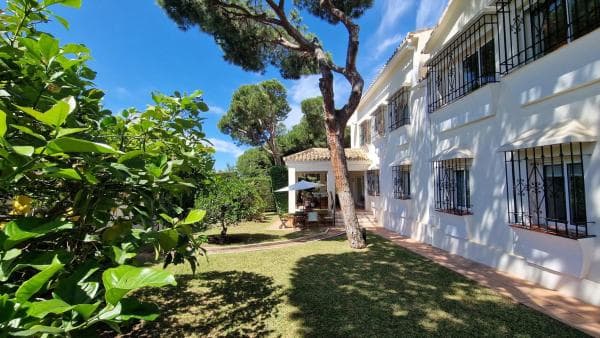 Chalet independiente en venta en Urbanización Pinos Verdes, Marbella
thumbnail 1