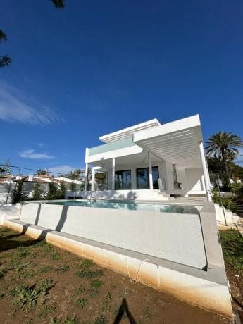 Chalet wolnostojący na sprzedaż w Urbanización Marbesa, Marbella thumbnail 1