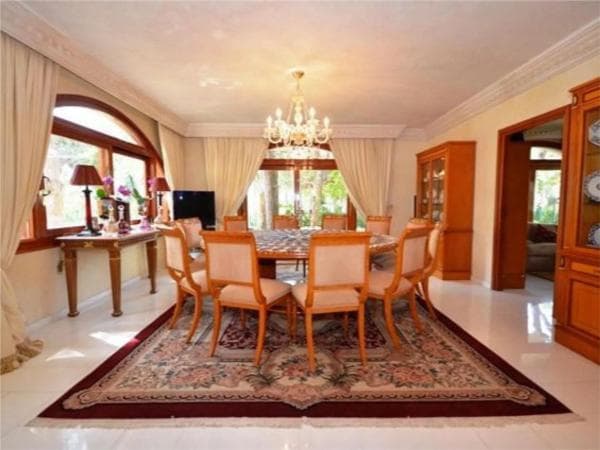 Chalet wolnostojący na sprzedaż w Barrio Cabopino-Artola, Marbella thumbnail 1