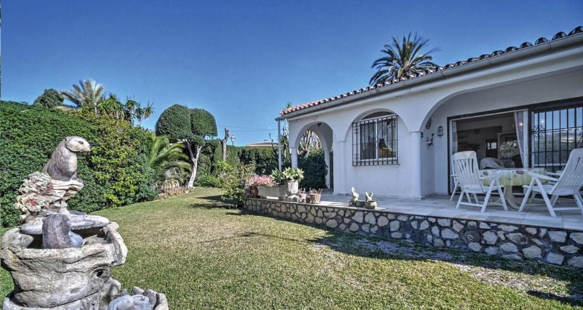 Sale of independent chalet in Calle Fuerteventura, Marbella
photo 2