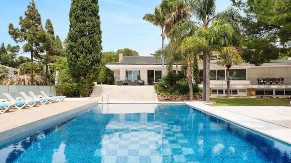 Chalet independiente en venta en Barrio Elviria, Marbella
photo 1