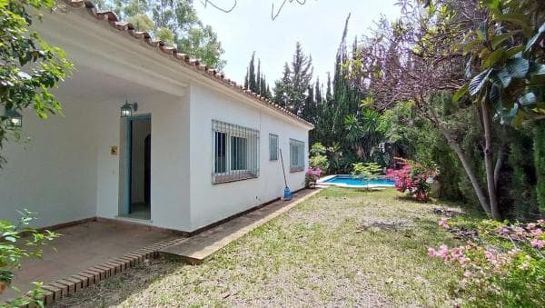 Chalet independiente en venta en Barrio Cabopino-Artola, Marbella
thumbnail 2