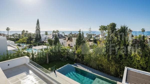 Chalet independiente en venta en Barrio Las Chapas-Alicate Playa, Marbella
photo 1