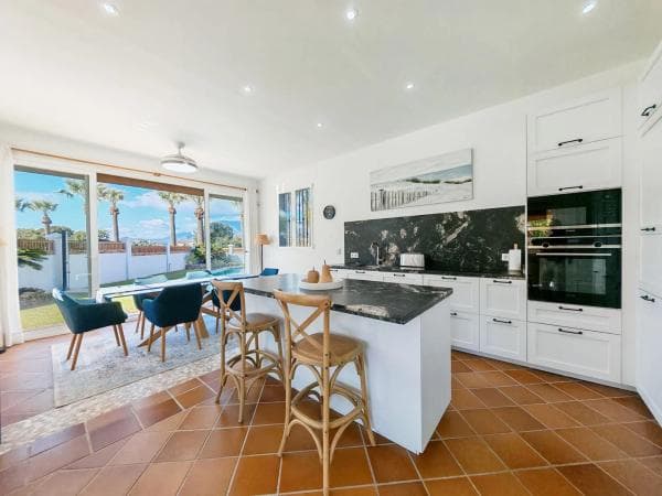 Chalet independiente en venta en Barrio Las Chapas-Alicate Playa, Marbella
photo 1