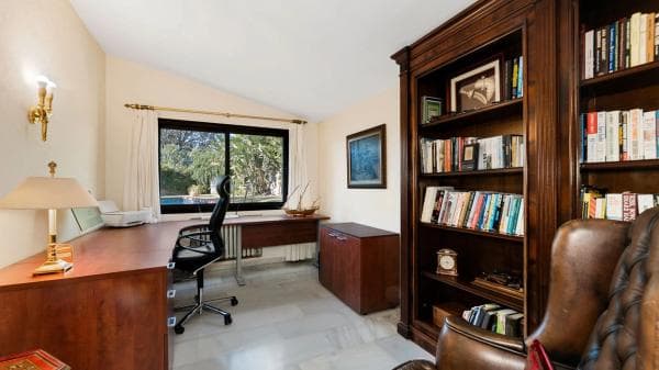 Chalet independiente en venta en Calle los Robles, Marbella
thumbnail 1