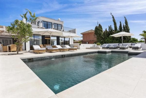 Chalet independiente en venta en Barrio El Rosario-Ricmar, Marbella
thumbnail 1
