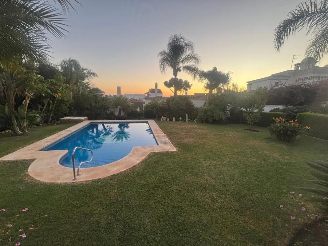 Sprzedaż niezależnego domku jednorodzinnego w Calle Avellano, 13, Marbella photo 3