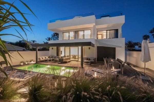 Chalet independiente en venta en Barrio Costabella, Marbella
photo 1