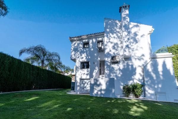 Chalet independiente en venta en Avenida del Rosario, 180, Marbella
thumbnail 1