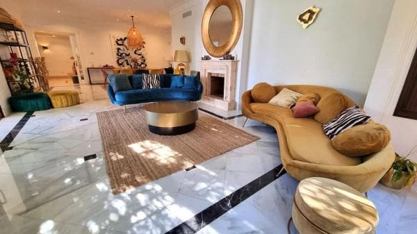 Chalet independiente en venta en C./ Narciso, Marbella
thumbnail 1