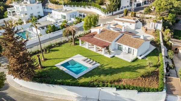 Chalet independiente en venta en AV LOS PINOS-EL ROSARIO, 66, Marbella
thumbnail 2