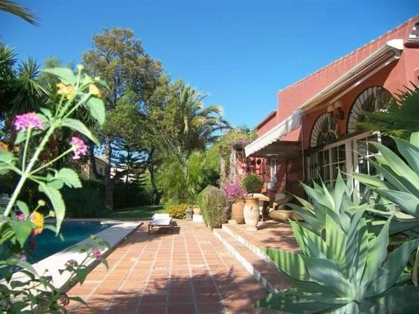 Chalet independiente en venta en Avenida los Pinos, Marbella
thumbnail 1