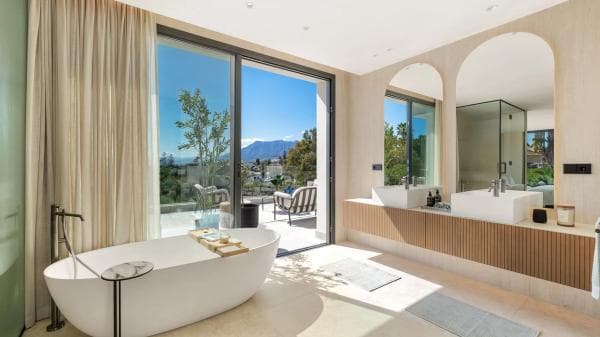 Chalet independiente en venta en Barrio El Rosario-Ricmar, Marbella
thumbnail 1