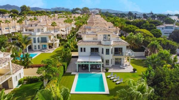 Chalet independiente en venta en Barrio Costabella, Marbella
photo 1