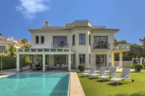 Chalet independiente en venta en Urbanización Costabella, Marbella
thumbnail 1