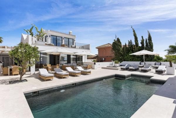 Chalet independiente en venta en C./ Orquidea, 62, Marbella
photo 1