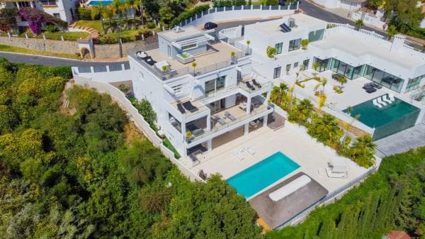 Chalet independiente en venta en Barrio El Rosario-Ricmar, Marbella
photo 1