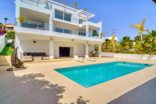 Chalet independiente en venta en Barrio El Rosario-Ricmar, Marbella
thumbnail 1