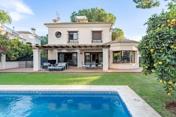 Chalet independiente en venta en Barrio Costabella, Marbella
photo 1
