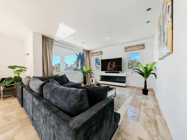 Chalet independiente en venta en Barrio El Rosario-Ricmar, Marbella
photo 1