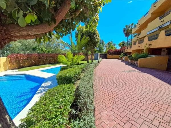 Chalet adosado en venta en Barrio Valdeolletas-Las Cancelas-Xarblanca , Marbella photo 1