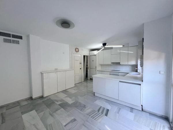 Piso en venta en Calle Jacinto Benavente, 17, Marbella
thumbnail 1