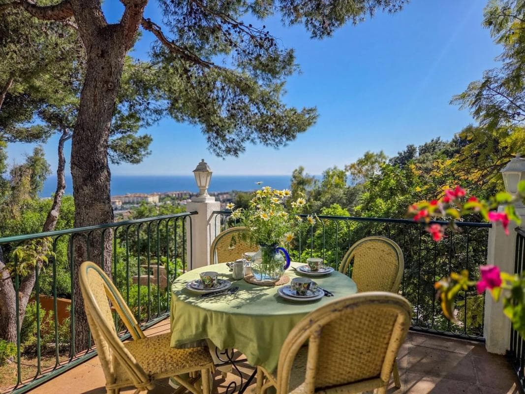 Sale of independent chalet in Urbanizacion la Montua, Marbella
photo 2