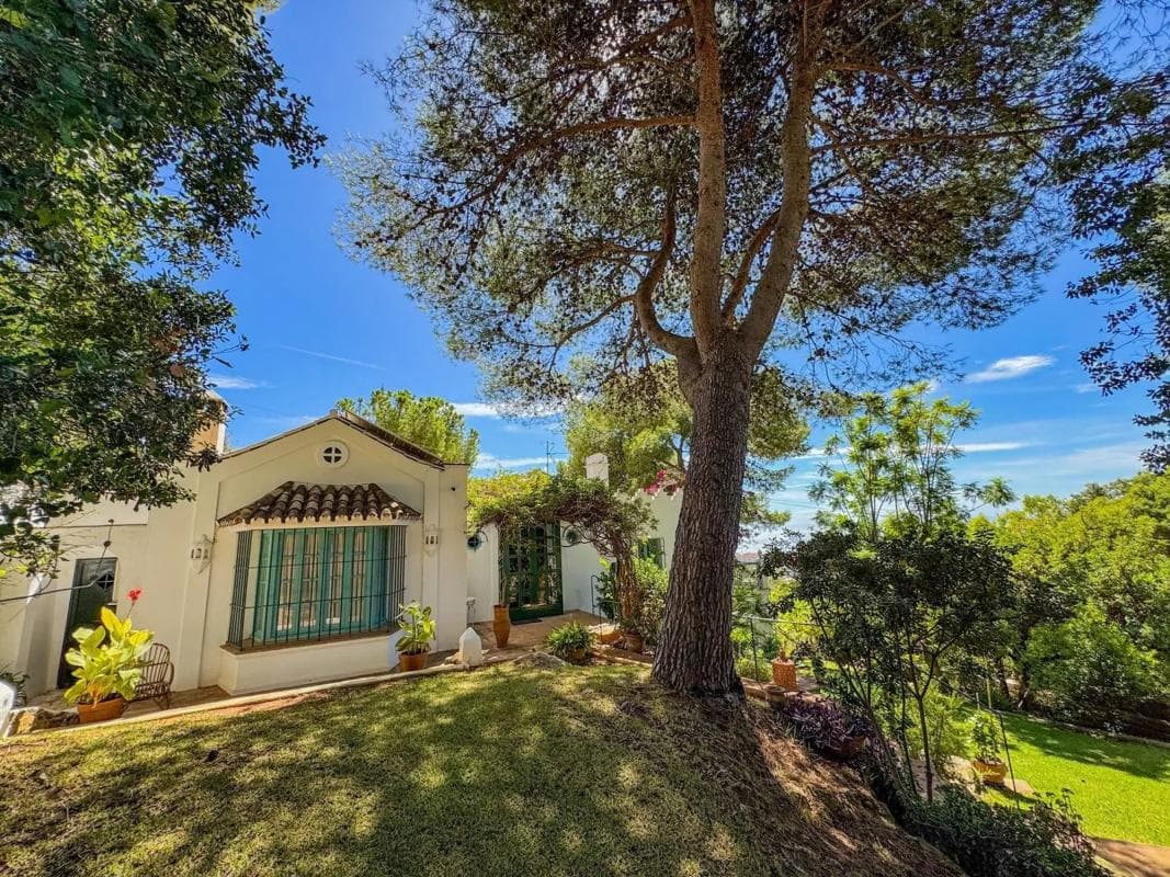 Sale of independent chalet in Urbanizacion la Montua, Marbella
photo 3