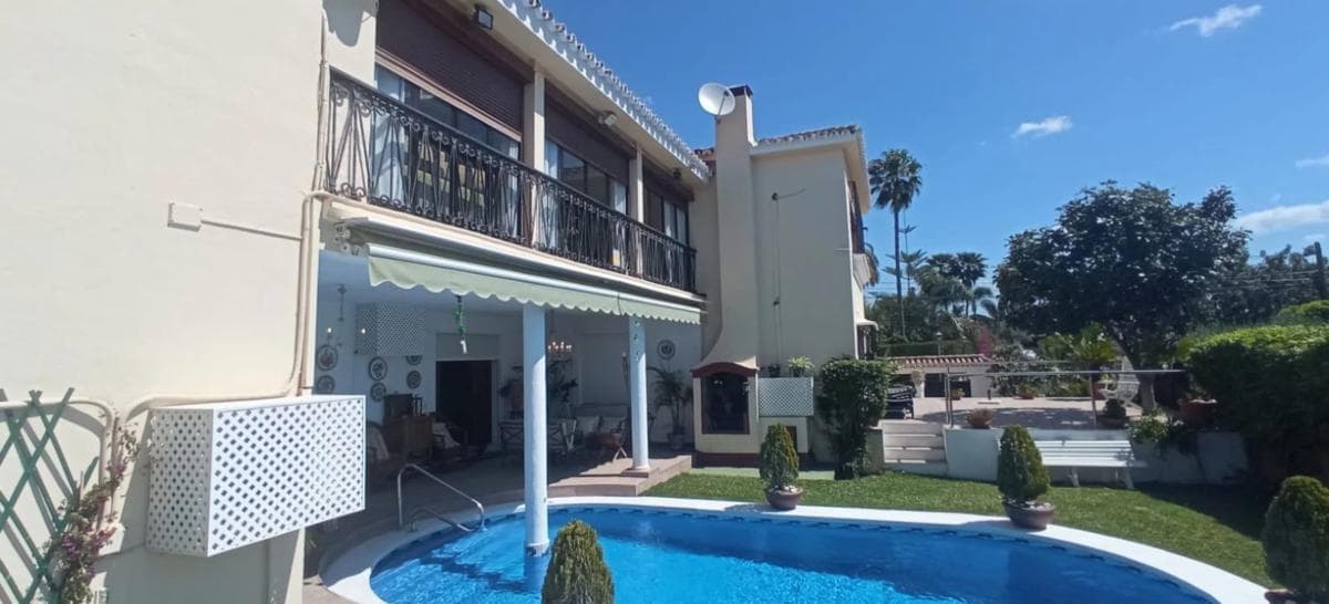 Sale of independent chalet in Paseo DE LAS MAGNOLIAS, Marbella
photo 2