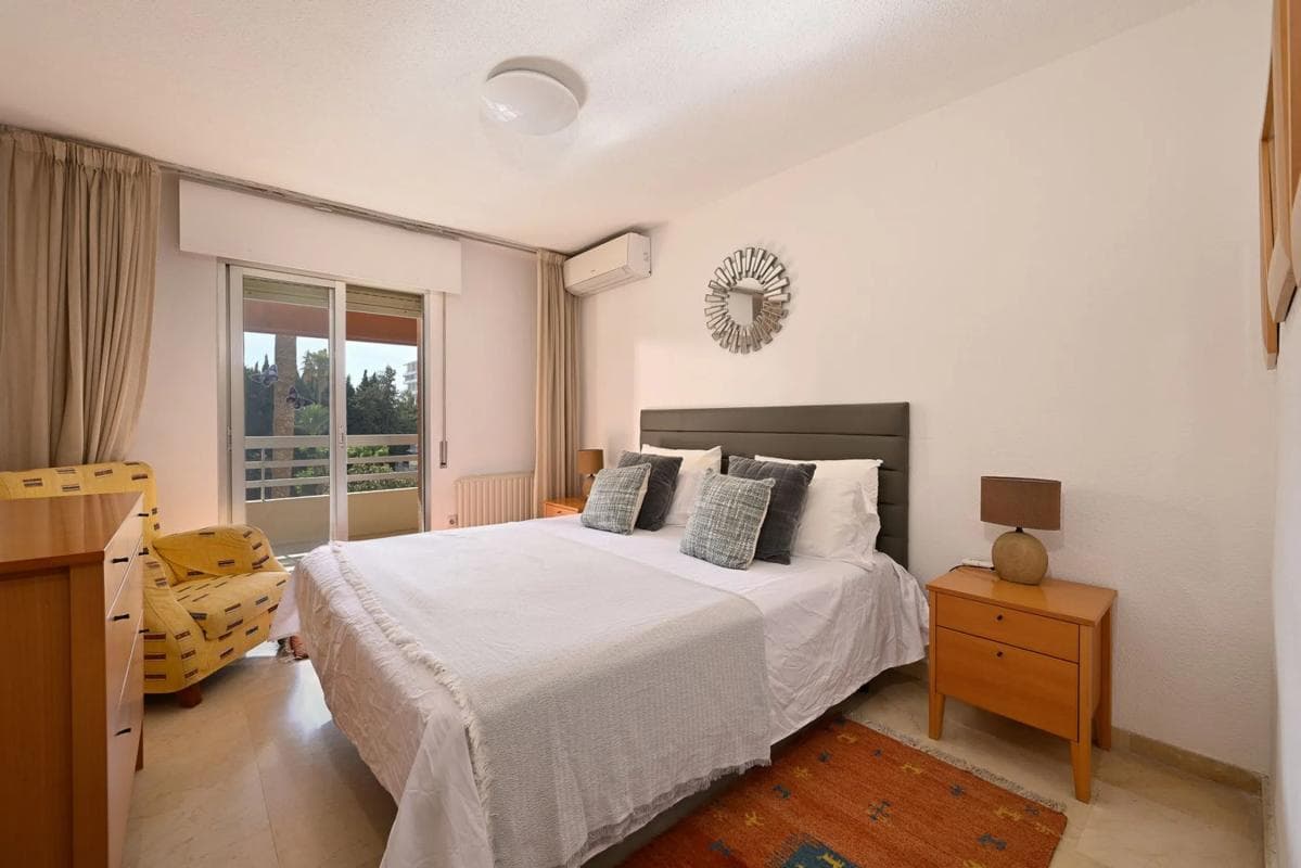 Sale of apartment in CL ALONSO BAZAN, Marbella
photo 2