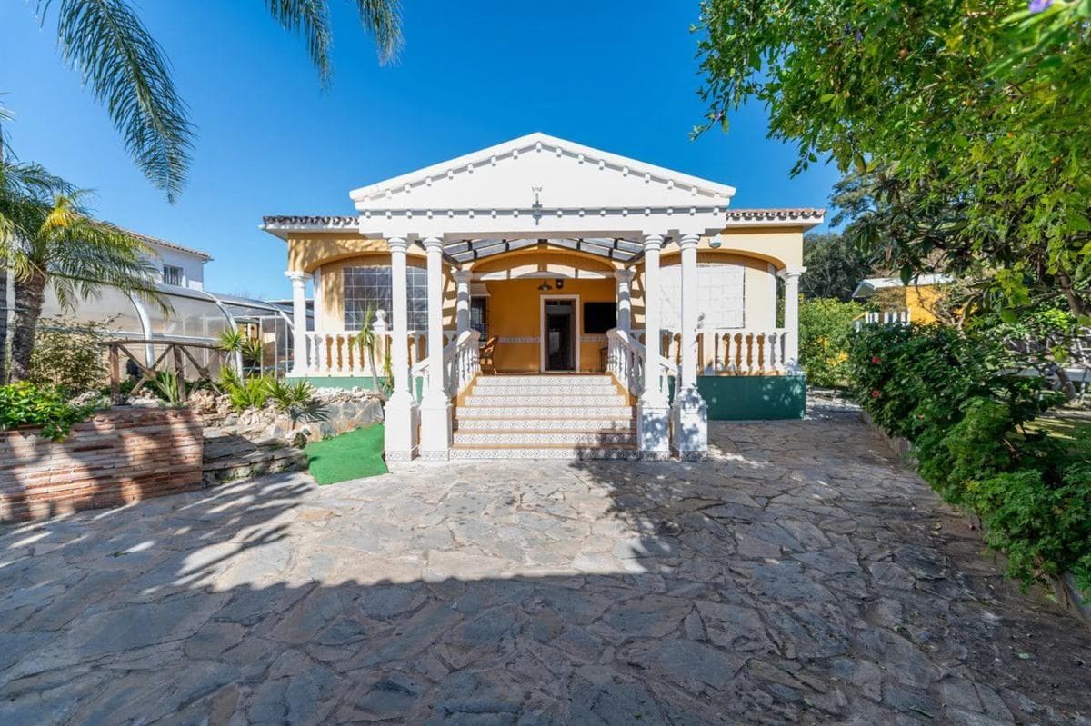 Sale of independent chalet in Barrio Miraflores, Marbella
photo 2