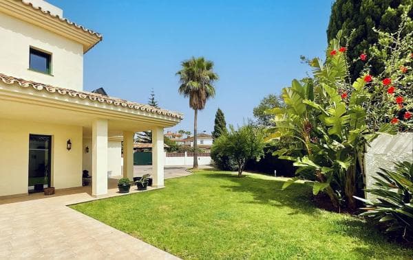 Chalet independiente en venta en Barrio Valdeolletas-Las Cancelas-Xarblanca, Marbella
thumbnail 2