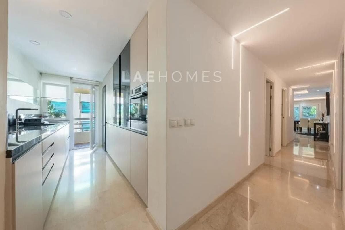 Продажа квартиры на Barrio Playa de la Fontanilla, Марбелла
photo 3