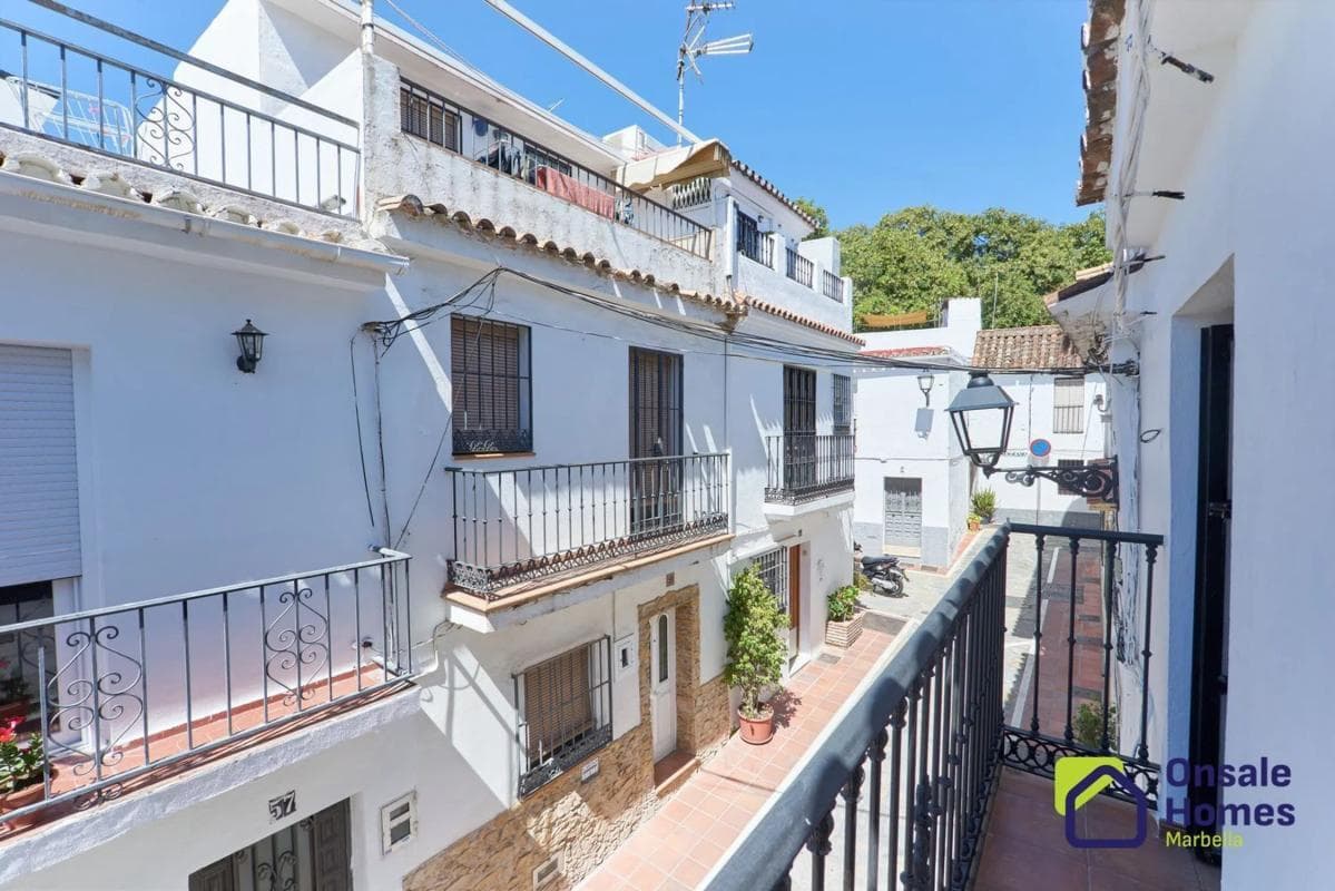 Sale of independent chalet in Calle Lobatas s/n, Marbella
photo 2