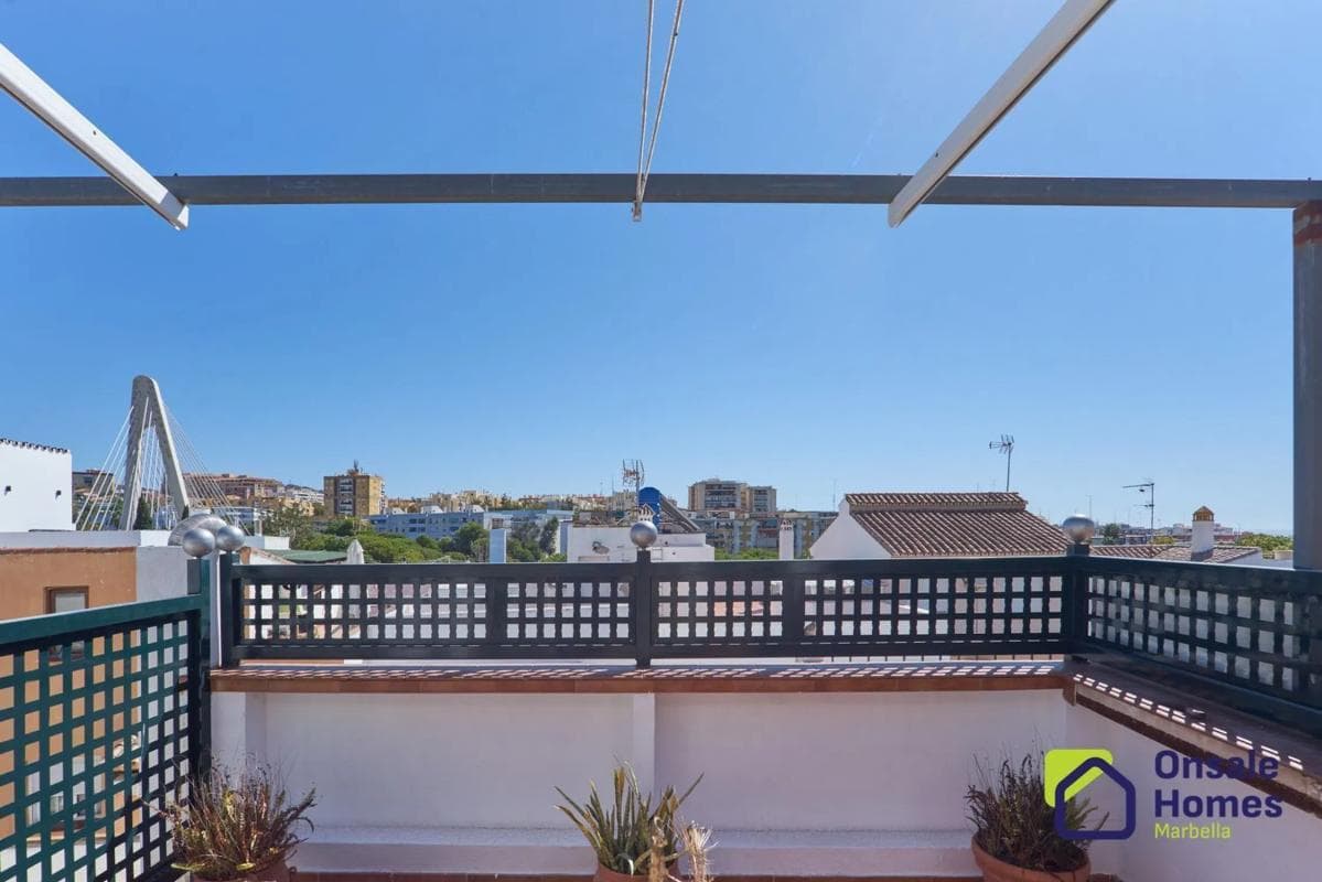 Sale of independent chalet in Calle Lobatas s/n, Marbella
photo 4